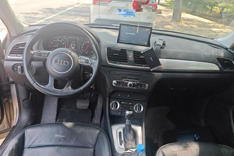 Used Audi Q3 2015 30 TFSI Comfort Model Center Console