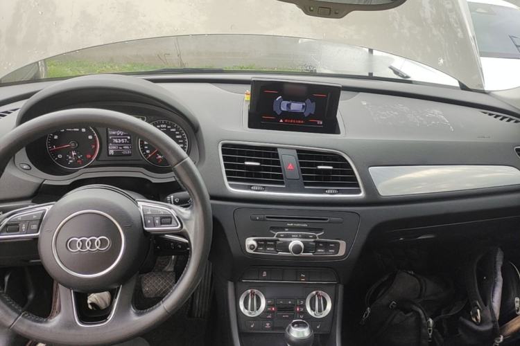 Used Audi Q3 2015 35 TFSI Comfort Model Center Console