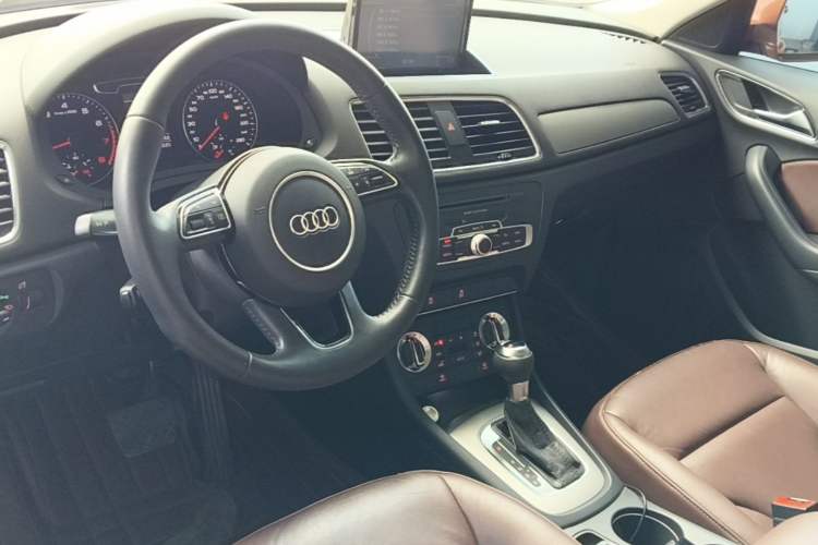 Used Audi Q3 2015 35 TFSI Ambition Edition Center Console
