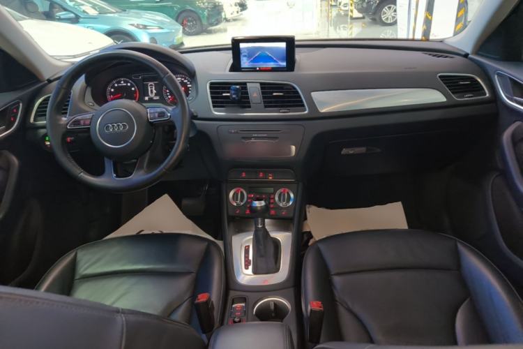 Used Audi Q3 2015 35 TFSI Comfort Model Center Console