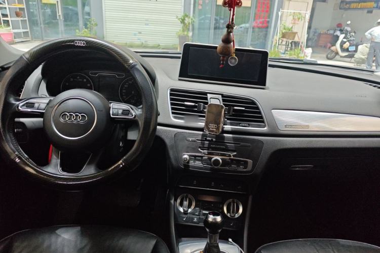 Used Audi Q3 2015 35 TFSI quattro Comfort model Center Console