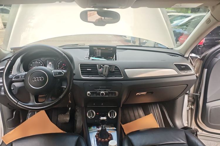 Used Audi Q3 2015 30 TFSI Comfort Model Center Console