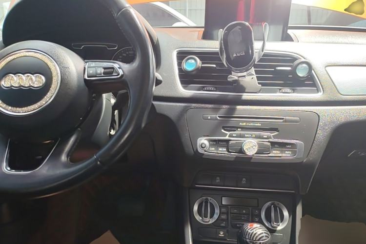 Used Audi Q3 2015 30 TFSI Comfort Model Center Console