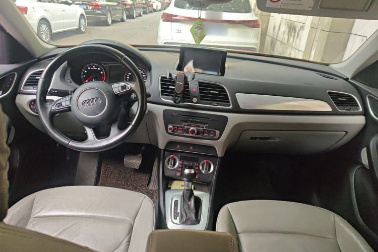 Used Audi Q3 2015 30 TFSI Comfort Model Center Console