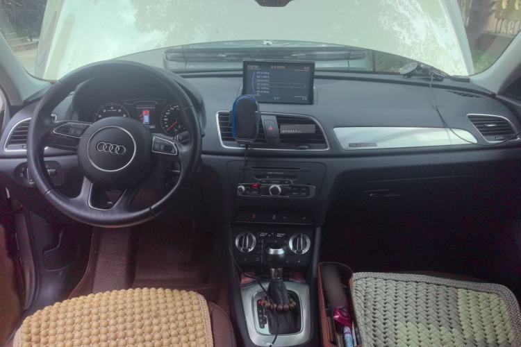 Used Audi Q3 2015 35 TFSI quattro Comfort model Center Console