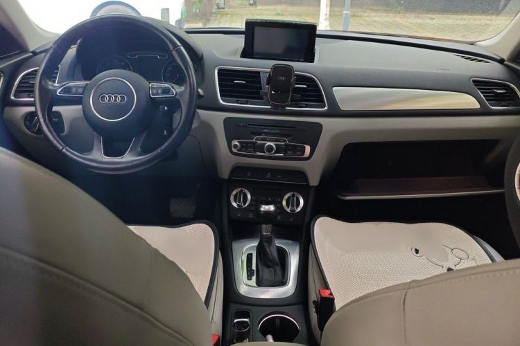 Used Audi Q3 2015 35 TFSI Comfort Model Center Console