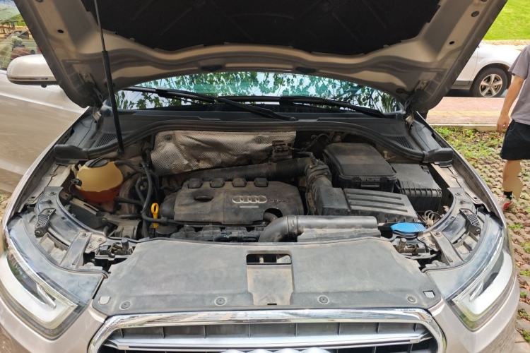 Used Audi Q3 2015 35 TFSI quattro Comfort model Engine Bay