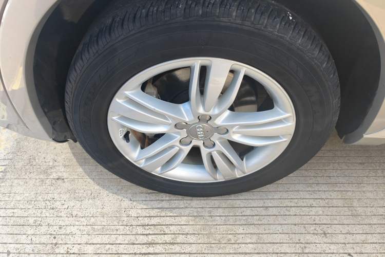 Used Audi Q3 2015 30 TFSI Comfort Model Exterior 4