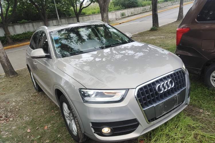 Used Audi Q3 2015 35 TFSI Comfort Model Front Right 45 Deg