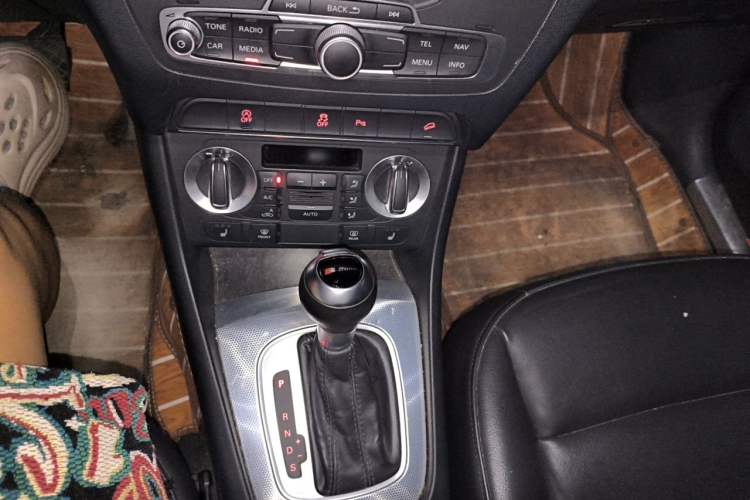 Used Audi Q3 2015 35 TFSI quattro Technology Edition Gear Lever