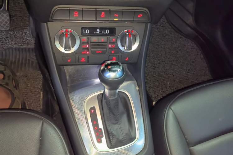 Used Audi Q3 2015 35 TFSI quattro Technology Edition Gear Lever