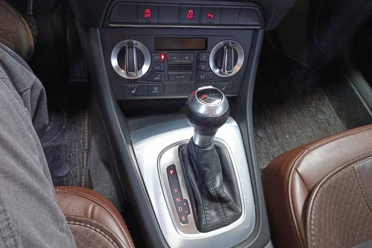 Used Audi Q3 2015 35 TFSI Comfort Model Gear Lever