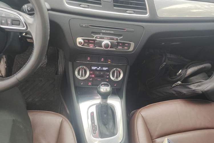 Used Audi Q3 2015 35 TFSI Comfort Model Gear Lever