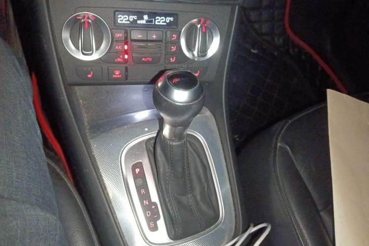 Used Audi Q3 2015 35 TFSI Comfort Model Gear Lever