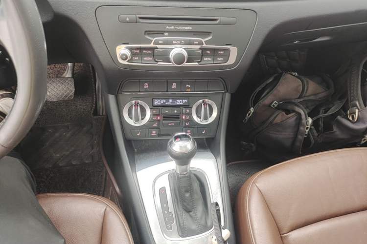 Used Audi Q3 2015 35 TFSI Comfort Model Gear Lever