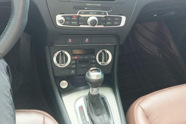 Used Audi Q3 2015 35 TFSI Ambition Edition Gear Lever