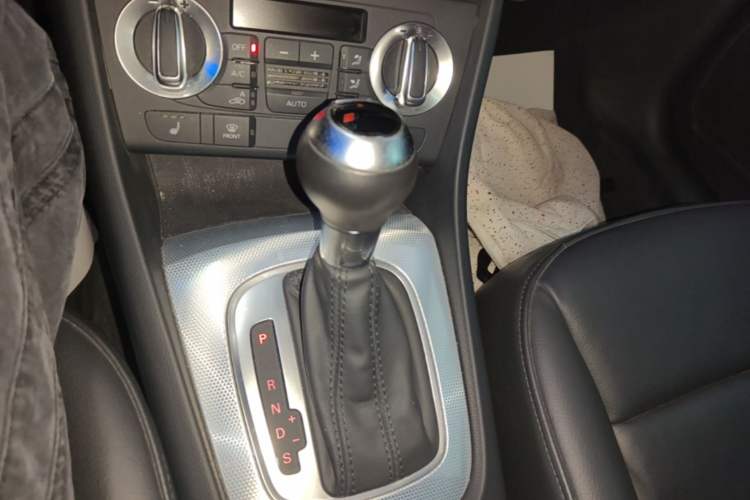 Used Audi Q3 2015 35 TFSI Comfort Model Gear Lever
