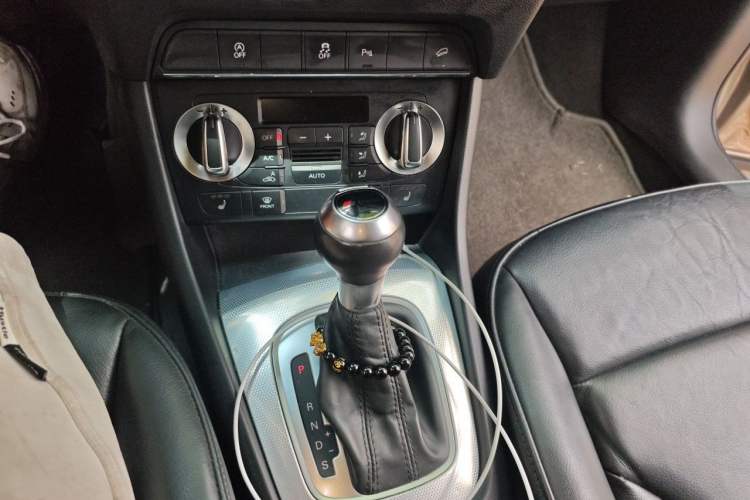Used Audi Q3 2015 35 TFSI quattro Comfort model Gear Lever