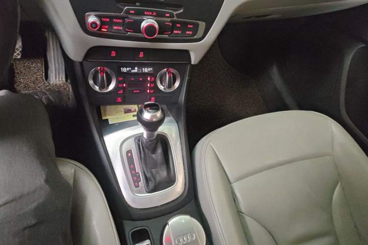 Used Audi Q3 2015 30 TFSI Comfort Model Gear Lever