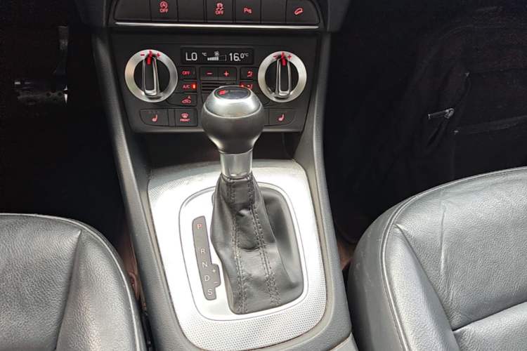 Used Audi Q3 2015 35 TFSI quattro Technology Edition Gear Lever