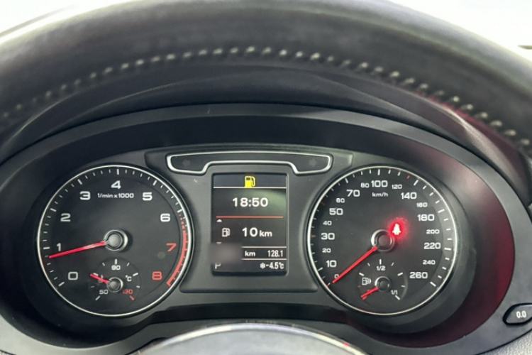 Used Audi Q3 2015 35 TFSI quattro Technology Edition Interior 4