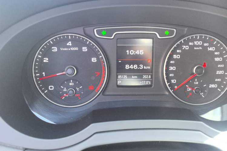 Used Audi Q3 2015 35 TFSI quattro Luxury Edition Odometer Close Up