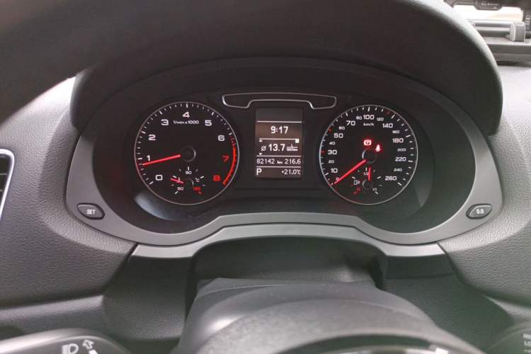 Used Audi Q3 2015 35 TFSI Comfort Model Odometer Close Up