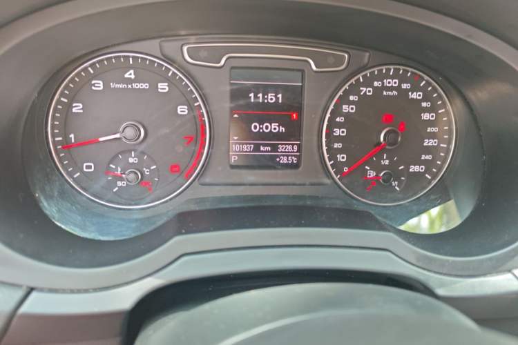 Used Audi Q3 2015 35 TFSI quattro Comfort model Odometer Close Up