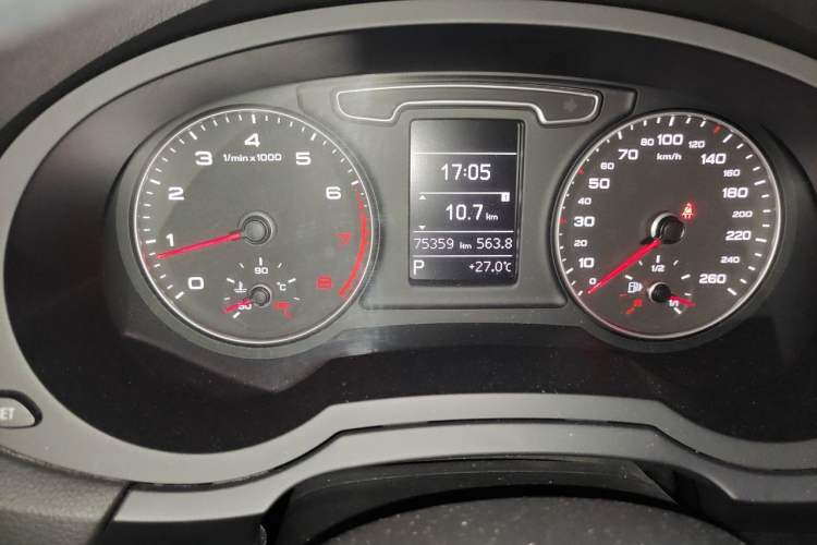 Used Audi Q3 2015 35 TFSI Comfort Model Odometer Close Up