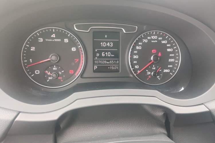 Used Audi Q3 2015 30 TFSI Ambition Edition Odometer Close Up