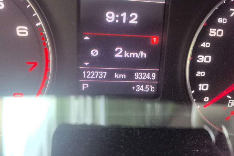 Used Audi Q3 2015 35 TFSI quattro Comfort model Odometer Close Up