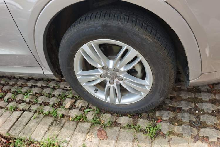 Used Audi Q3 2015 35 TFSI quattro Comfort model Right Front Wheel Hub