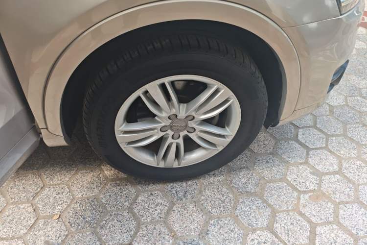 Used Audi Q3 2015 30 TFSI Comfort Model Right Front Wheel Hub