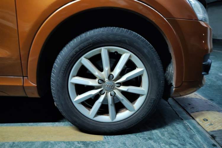 Used Audi Q3 2015 35 TFSI Comfort Model Right Front Wheel Hub