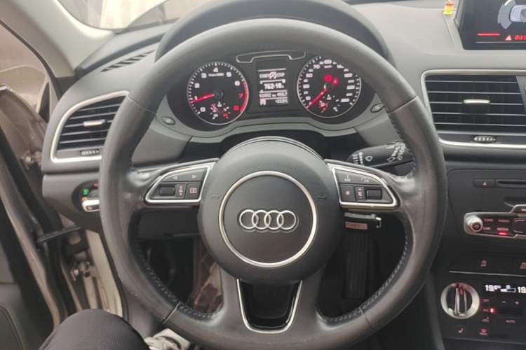 Used Audi Q3 2015 35 TFSI Comfort Model Steering Wheel