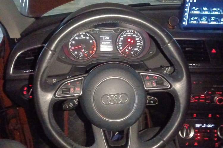 Used Audi Q3 2015 35 TFSI Comfort Model Steering Wheel