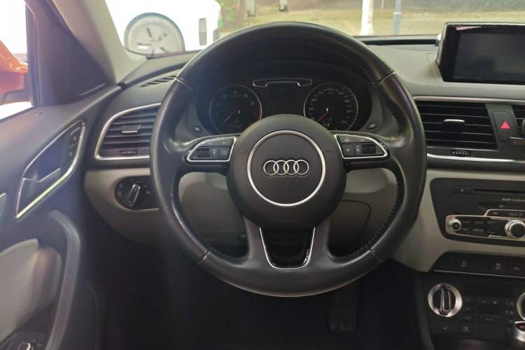 Used Audi Q3 2015 35 TFSI Comfort Model Steering Wheel