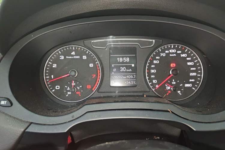 Used Audi Q3 2016 35 TFSI Fashion Model Odometer Close Up