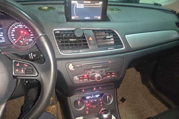 Used Audi Q3 2016 30 TFSI Fashion Model Audio And AC Panel