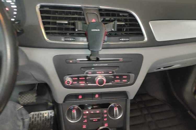 Used Audi Q3 2016 30 TFSI Standard Model Audio And AC Panel