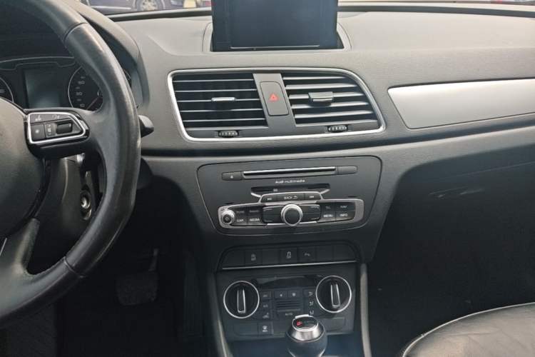 Used Audi Q3 2016 30 TFSI Fashion Model Audio And AC Panel