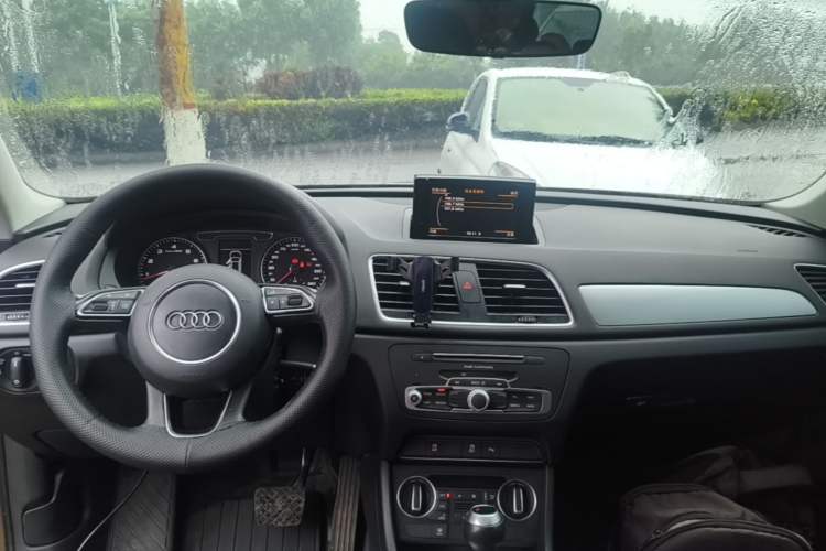 Used Audi Q3 2016 35 TFSI Fashion Model Center Console