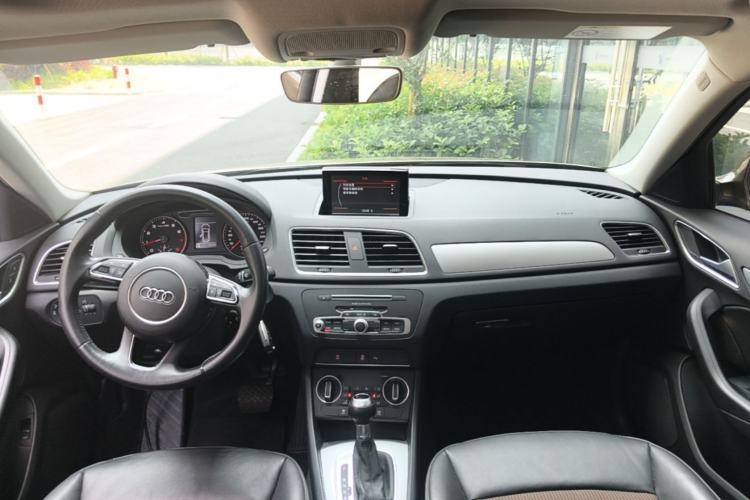 Used Audi Q3 2016 30 TFSI Fashion Model Center Console