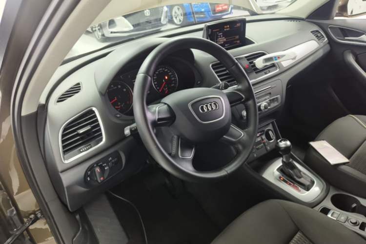 Used Audi Q3 2016 30 TFSI Standard Model Center Console