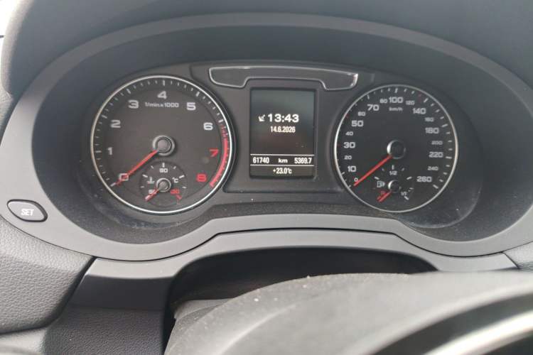 Used Audi Q3 2016 40 TFSI quattro all-wheel drive style model Odometer Close Up