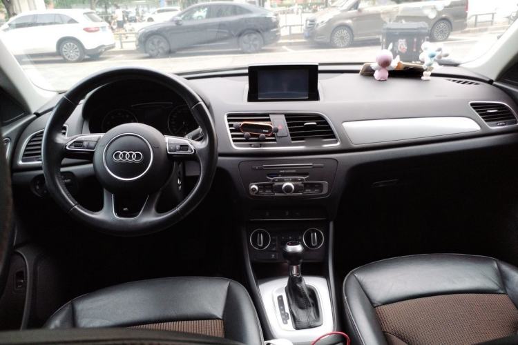 Used Audi Q3 2016 30 TFSI Fashion Model Center Console