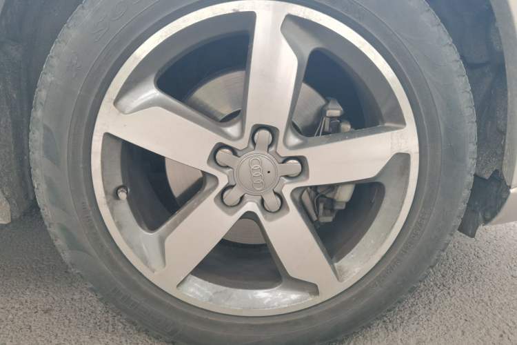 Used Audi Q3 2016 35 TFSI Collection Edition quattro Enjoyment Model Right Front Wheel Hub