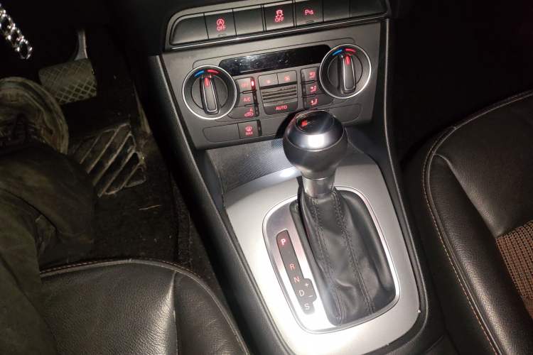 Used Audi Q3 2016 30 TFSI Fashion Model Gear Lever