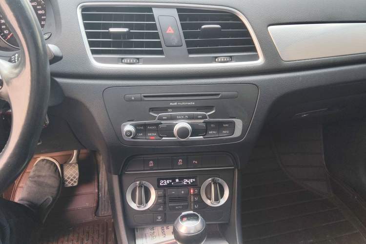 Used Audi Q3 2016 30 TFSI Collector's Edition Comfort Model Audio And AC Panel