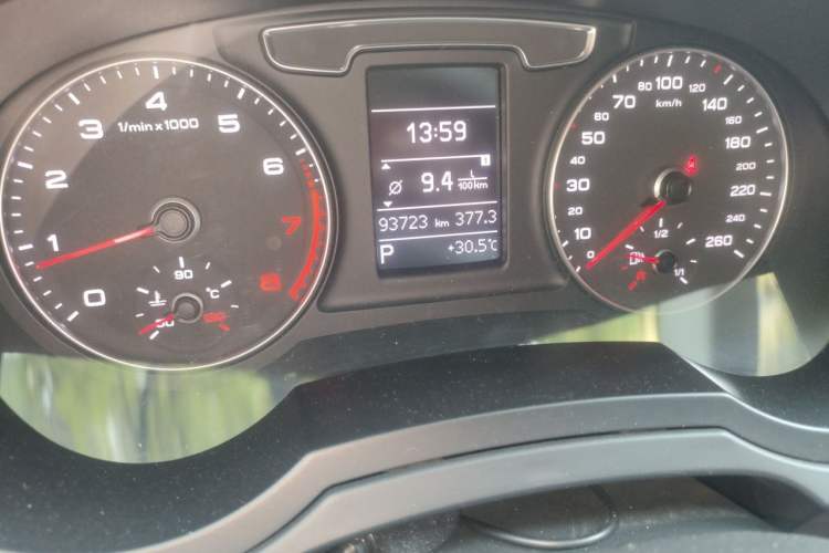 Used Audi Q3 2016 35 TFSI quattro all-wheel-drive style model Odometer Close Up